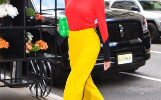 Phối trang phục đời thường màu nổi vừa đủ đẹp theo cách của Victoria Beckham