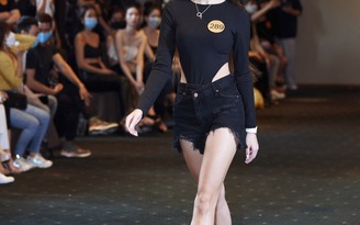 Người mẫu Ukraine tìm cơ hội trình diễn tại show của NTK Lê Thanh Hòa