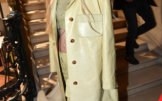 Gigi Hadid mang không khí mát lạnh đến Tuần lễ Thời trang Paris