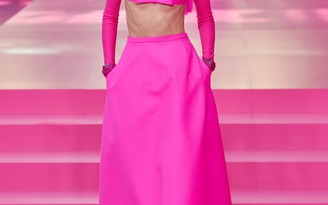 Valentino nhuộm hồng Tuần lễ thời trang Paris với BST Fall Winter 2022