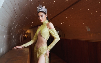 Fans thót tim với váy cắt xẻ chỗ hiểm của Hoa hậu Khánh Vân, Tiểu Vy