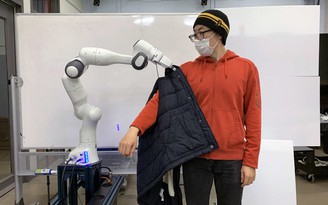 Robot giúp người khuyết tật mặc quần áo