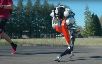 Robot chạy bộ 5 km chỉ với một lần sạc