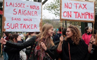 Dân Pháp biểu tình phản đối đánh thuế băng vệ sinh quá cao