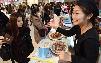 Phụ nữ Nhật đua nhau mua sô cô la tặng người yêu