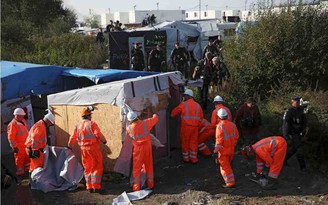 Pháp bắt đầu phá hủy trại tị nạn ở Calais
