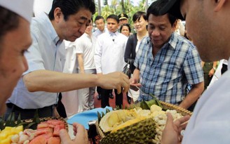 Phong cách ngoại giao bình dân của ông Duterte khi đón Thủ tướng Nhật ở quê nhà