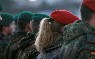 Truyền thông Đức hé lộ vụ bê bối nữ tân binh bị ép múa cột