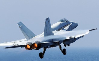 Tiêm kích F/A-18 rơi xuống biển lúc sắp đáp xuống tàu Carl Vinson