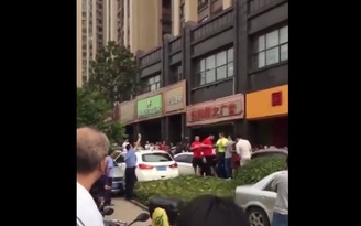 Cảnh sát bắn chỉ thiên giải tán đám đông náo loạn vì rượu ở Trung Quốc