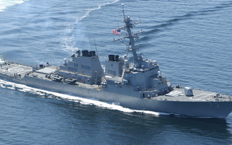Tàu chiến Mỹ áp sát đảo nhân tạo phi pháp trên Biển Đông