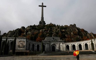 Tây Ban Nha khai quật, đưa di hài nhà độc tài Francisco Franco ra khỏi lăng