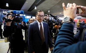 Ông Sam Rainsy lên máy bay rời khỏi Paris