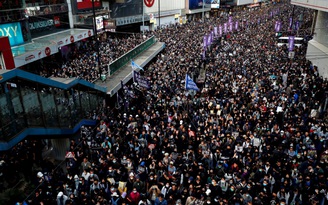 Hàng chục ngàn người tuần hành, chính quyền Hồng Kông kêu gọi bình tĩnh