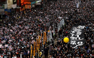 Người biểu tình Hồng Kông đụng độ cảnh sát ngày đầu năm