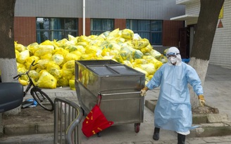 Dịch COVID-19 để lại những núi rác y tế ở Trung Quốc
