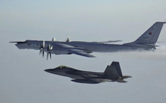 Chiến đấu cơ tàng hình Mỹ bay chặn máy bay trinh sát Nga ở Alaska