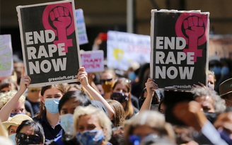 Phụ nữ biểu tình khắp nước Úc, phản đối tình trạng lạm dục tình dục