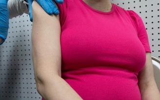 Phụ nữ mang thai tiêm vắc xin Covid-19 có thể bảo vệ trẻ sơ sinh