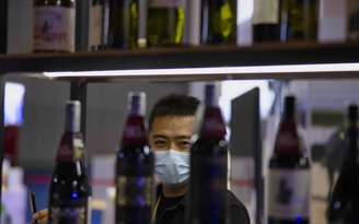 Đẩy cao căng thẳng thương mại, Trung Quốc tạm giữ hơn 11.000 lít rượu vang Úc