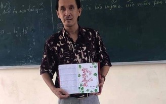 Thầy giáo trường làng bất ngờ với lời tri ân trong ngày giã từ bục giảng
