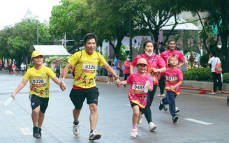 Hàng trăm chân chạy nhí ‘xách giày, chạy đua’ cuối tuần