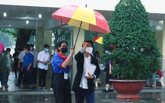 ‘Chiều nay có mưa, ai sẽ đưa tình nguyện viên về?’