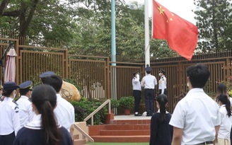 Học sinh bị đình chỉ học tập vì không dự lễ chào cờ