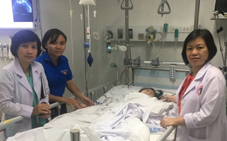 Bé gái bị xe cán đứt chân: Cô ơi, cô bảo bác sĩ cứu chân của con nha!