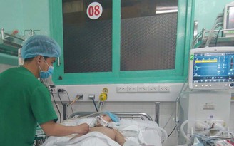 Bé 9 tuổi bị rắn độc cắn khi đang ngủ