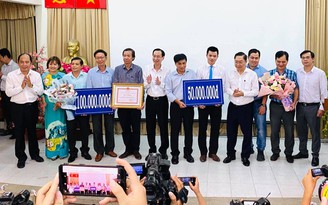 TP.HCM: Thưởng 'nóng' 150 triệu đồng 2 bệnh viện điều trị 3 ca nhiễm Covid-19