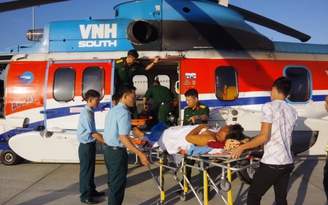 2 ngư dân bệnh nặng được trực thăng đưa về Bệnh viện quân y 175 cứu chữa