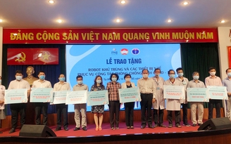 TP.HCM: Tặng robot khử khuẩn cho 2 bệnh viện phòng chống Covid-19