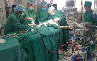 Sẽ chuyển phi công người Anh nhiễm Covid-19 sang Bệnh viện Chợ Rẫy xem xét ghép tạng
