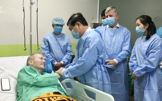 Chủ tịch TP.HCM Nguyễn Thành Phong đến thăm phi công người Anh đang điều trị Covid-19