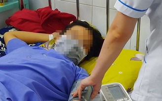 Cô gái sinh rớt con trong nhà vệ sinh bệnh viện rồi bỏ con vào thùng rác