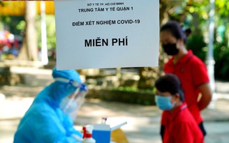 TP.HCM: Quá bất ngờ, du khách đến Sở thú được lấy mẫu xét nghiệm Covid-19 miễn phí