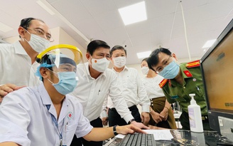 TP.HCM: Ông Nguyễn Thành Phong kiểm tra phòng chống dịch Covid-19 tại BV Chợ Rẫy, BV Nhân dân 115