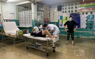Mưa lớn sáng 25.5, bác sĩ Bệnh viện đa khoa khu vực Hóc Môn mang ủng lội nước cấp cứu, khám bệnh