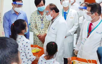 Chủ tịch nước Nguyễn Xuân Phúc thăm Bệnh viện Nhi đồng Thành phố