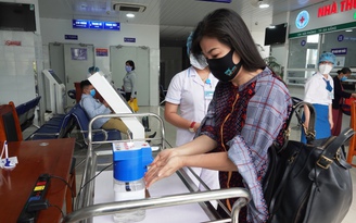 Sinh viên chế tạo máy sát khuẩn tay tự động dùng trong bệnh viện