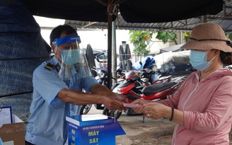 Ngày đầu đi chợ bằng 'tem phiếu' ở Đà Nẵng: Không du di cho người quên phiếu