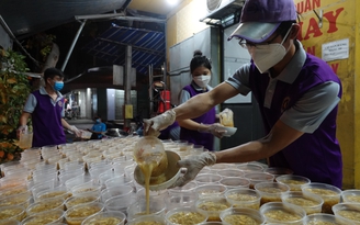 Người Đà Nẵng nấu 500 tô súp nóng đón tặng đoàn người về quê tránh Covid-19