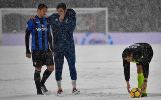 Tuyết rơi dày như trận chung kết U.23 châu Á, trận Juventus gặp Atalanta phải hoãn