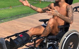 Neymar nhận bão chỉ trích với bức ảnh đóng giả Stephen Hawking