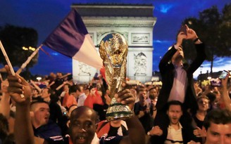 Cả triệu người Pháp xuống đường ăn mừng đội nhà vào chung kết World Cup