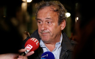 Cựu chủ tịch UEFA Michel Platini rời khỏi đồn cảnh sát Pháp