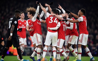 Ozil rực sáng, ‘Pháo thủ’ hạ ‘Quỷ đỏ’ tại Emirates