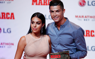Bạn gái lấy lòng Cristiano Ronaldo sau vụ trốn cách ly đi mua sắm