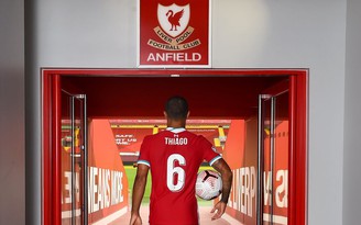 Vì sao Thiago Alcantara biết 4 ngôn ngữ, từ chối chạm vào tấm bảng ‘This is Anfield’?